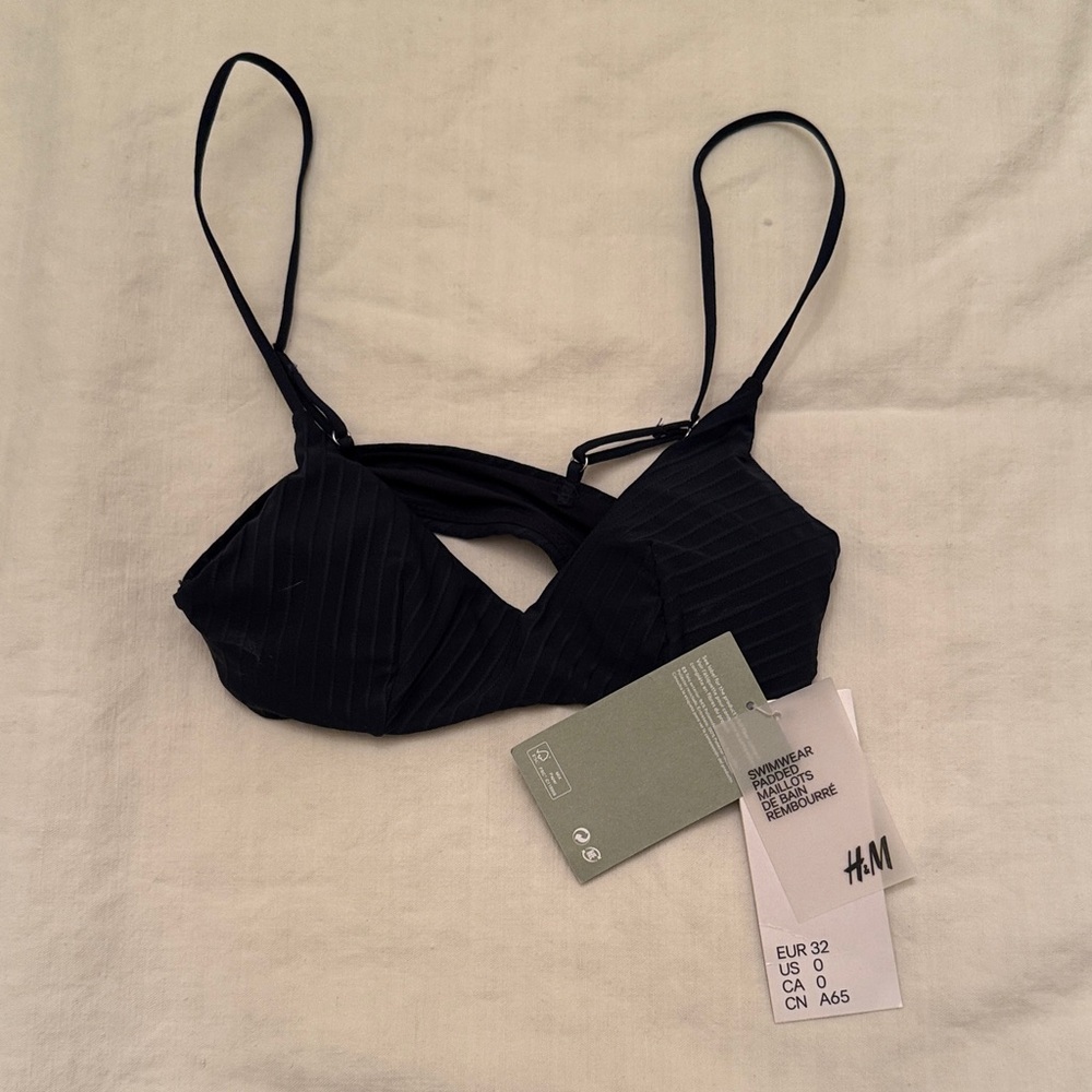 H&M Black Sports Bra. - New with Tags US Size 0 EUR Size 32